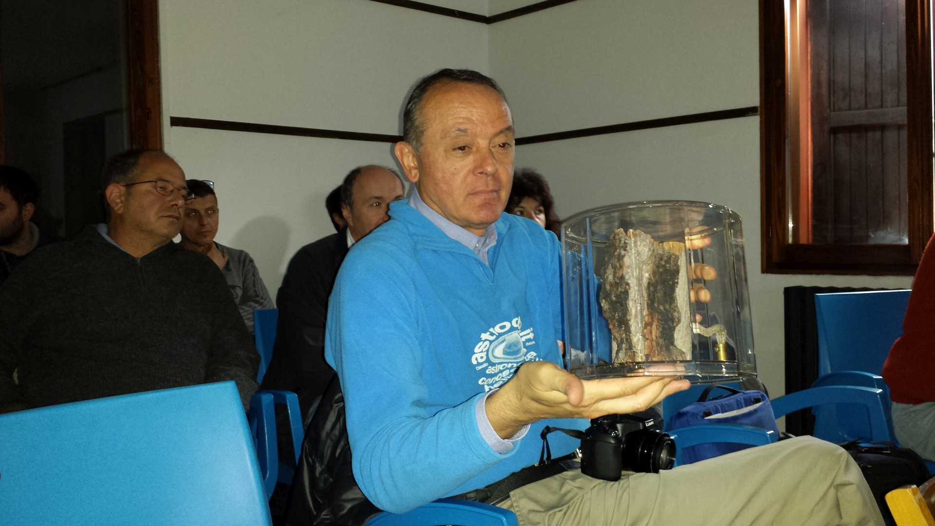 Claudio Balella dopo aver tenuto un avvincente resoconto della spedizione dell'eclisse in Cina del 2009, esamina un tronco d'albero bruciato di Tunguska