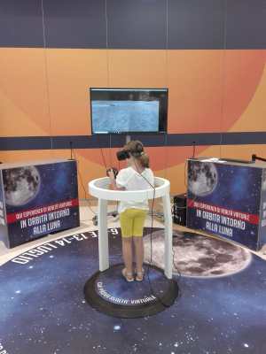 Bambina usa visore VR per passeggiata sulla Luna.